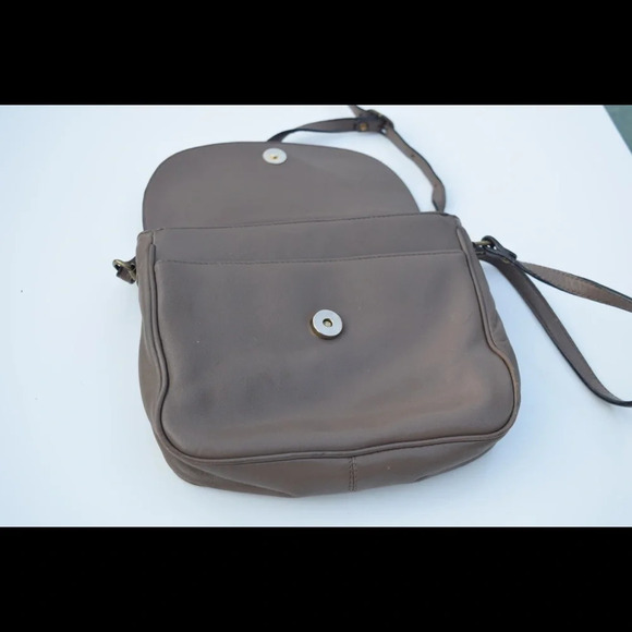 Etienne Aigner cross body bag - Picture 4 of 8